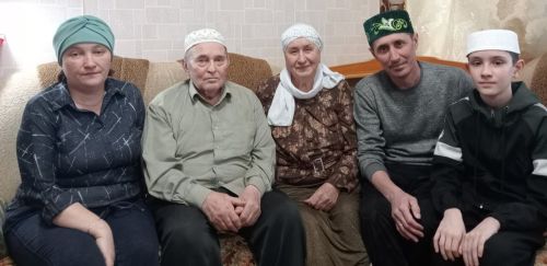 Бибел ага һәм Тәнзилә апа Ибрагимовлар бер-берсенә терәк һәм кирәк булып, бер-берсен саклап гомер итәләр