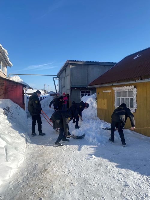 Форпостовцы помогли расчистить снег семье участника СВО