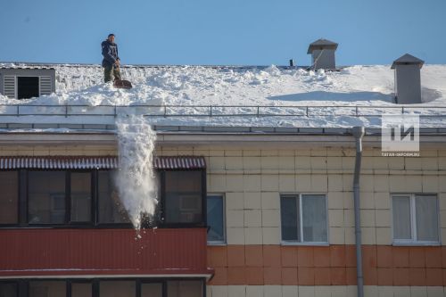 В Агрызе проводится работа по расчистке кровель МКД от снега и наледи