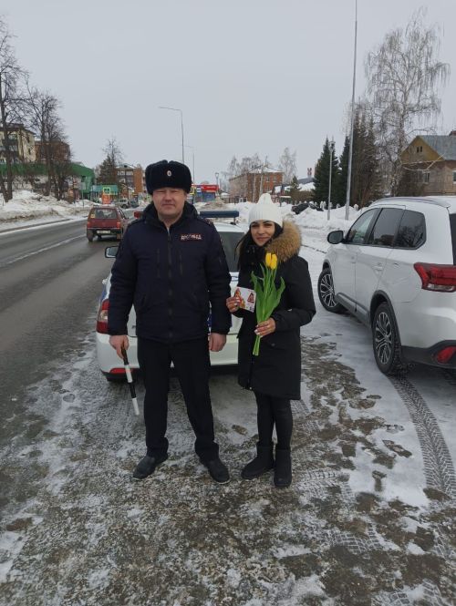 Инспекторы ОГИБДД Агрызского района подарили женщинам праздничное настроение