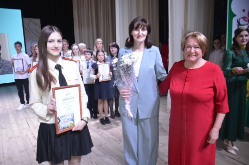 На сцене районного Дворца культуры чествовали лучших учащихся района