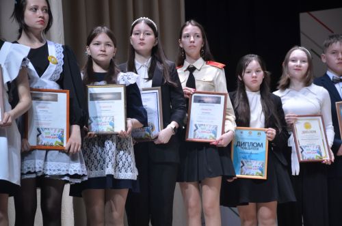 На сцене районного Дворца культуры чествовали лучших учащихся района
