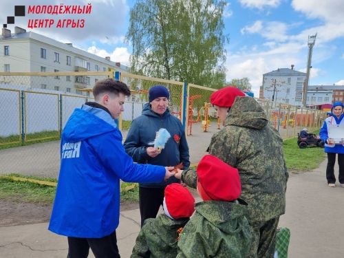 9 мая активисты молодежного центра раздали георгиевские ленты жителям Агрыза