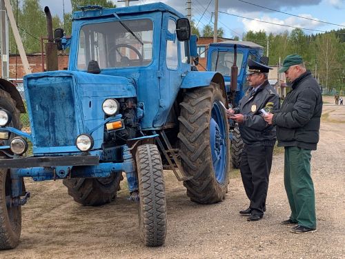 В Агрызском районе продолжается месячник технического осмотра самоходных машин и прицепов