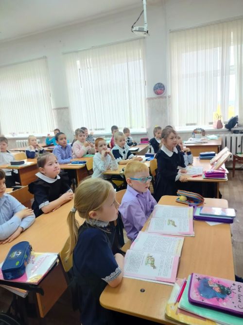 Первоклассникам гимназии №1 напомнили правила безопасности на дороге