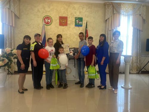 Многодетной семье Ишкатовых в Агрызе вручили детскую автолюльку