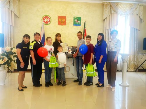 Күпбалалы Ишкатовлар гаиләсенә автокәнәфи бүләк иттеләр