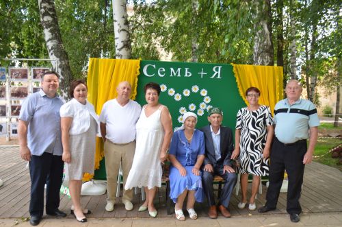 В Агрызе прошло чествование примерных семей со стажем