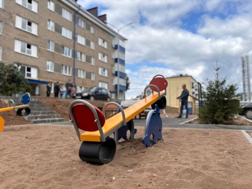 В праздничный день в Агрызе торжественно открыли двор, благоустроенный по республиканской программе