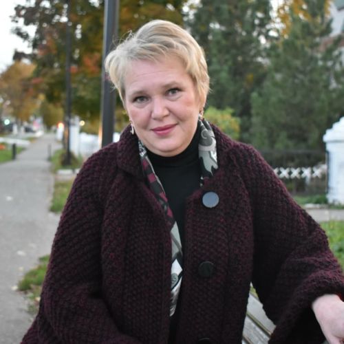 Елена Галиева кулында энәләр биеп кенә тора
