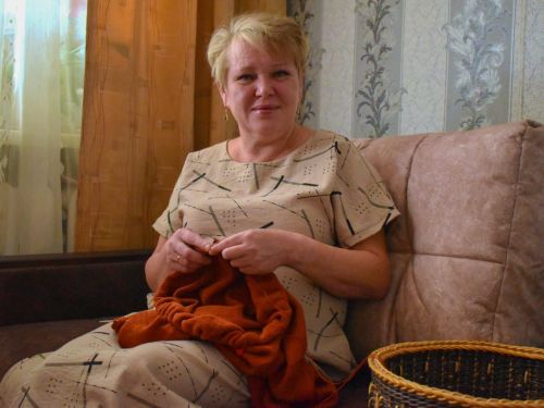 Елена Галиева кулында энәләр биеп кенә тора