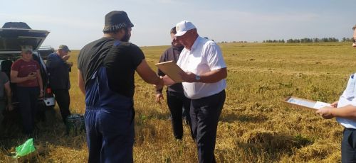 Бүген Әгерҗе районы комбайнчыларын һәм ярдәмчеләрен хөрмәтләделәр