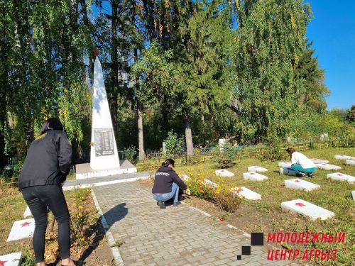 Сотрудники молодежного центра и «Форпоста» провели субботник на Братской могиле