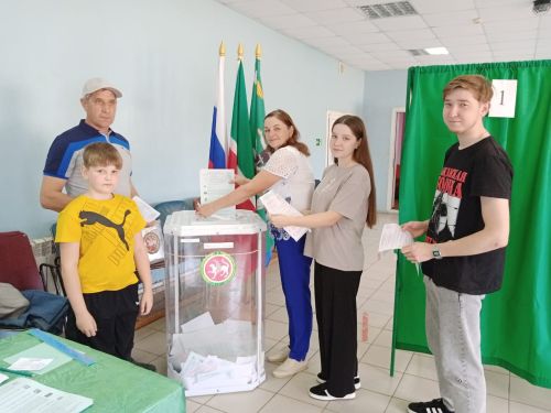 Многодетная семья Газизовых пришли на выборы всей семьей