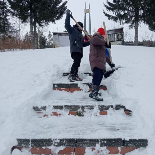 В Крындах школьники провели акцию по очистке от снега памятника воинам ВОВ