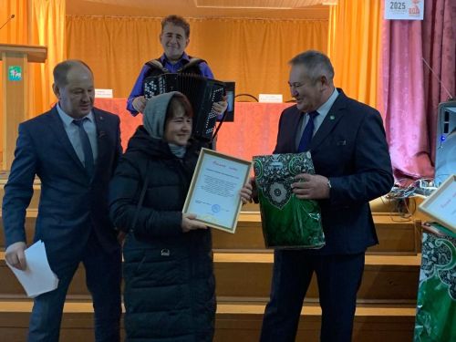 Девятерняда узган җыенда авыл халкы бүләкләнде