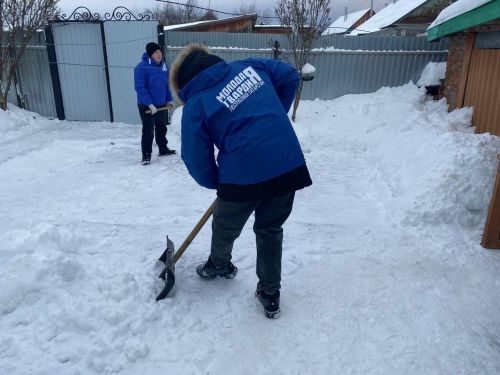 Активисты молодой гвардии помогли с уборкой снега ветерану муниципальной службы