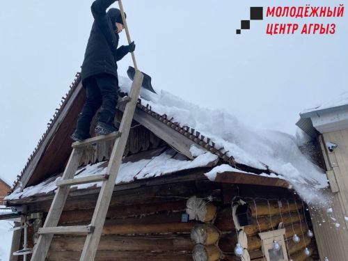 Активисты молодежного центра помогли семье мобилизованного с уборкой снега