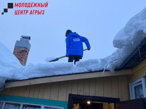 Активисты молодежного центра помогли семье мобилизованного с уборкой снега