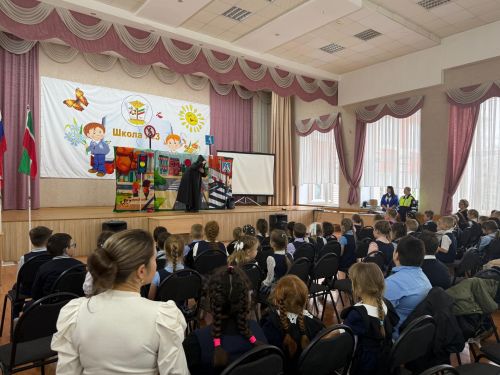 В агрызской школе №3 прошел урок ПДД в театральном формате
