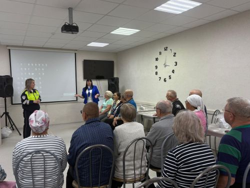 За безопасность на дорогах – в любом возрасте: в «Красноборской дубраве» прошла встреча по ПДД