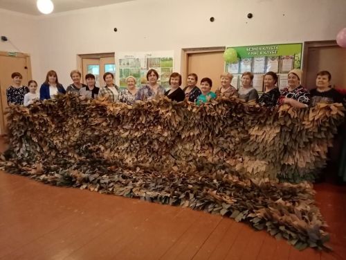 Волонтеры из Старой Чекалды продолжают плести маскировочные сети для бойцов СВО