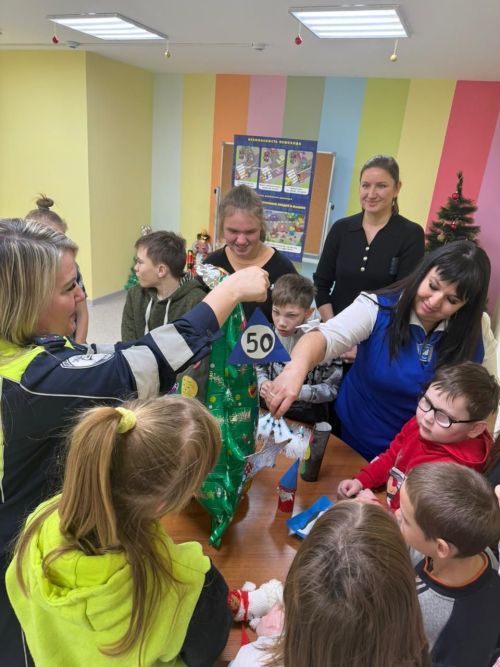 Ёлочные игрушки напомнили детям Агрыза о безопасности на дороге