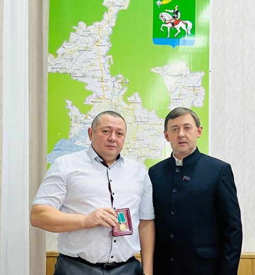 Глава района Ленар Нургаянов вручил награды землякам