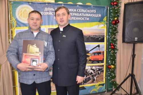 Пот на полях — награда в руках. Труд механизатора Ильфата Хабибуллина оценён по заслугам