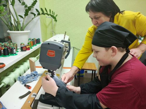 Воспитанники приюта «Ласка» осваивают технику изготовления кожаной обуви