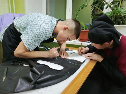 Воспитанники приюта «Ласка» осваивают технику изготовления кожаной обуви