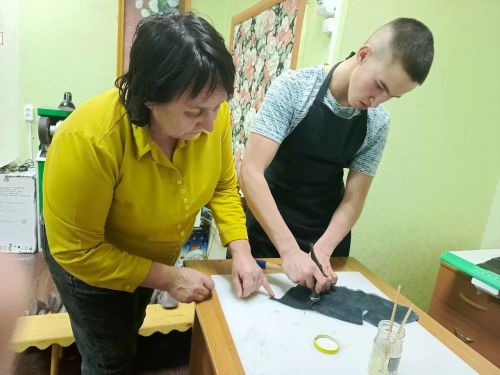 Воспитанники приюта «Ласка» осваивают технику изготовления кожаной обуви