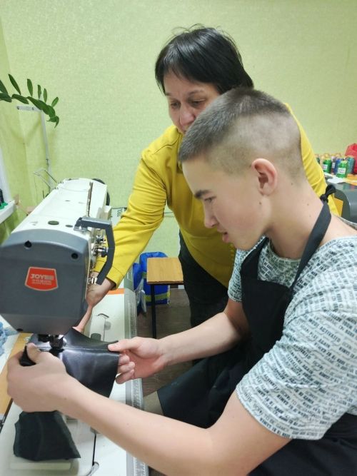 Воспитанники приюта «Ласка» осваивают технику изготовления кожаной обуви