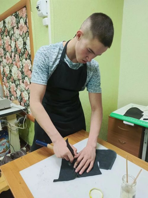Воспитанники приюта «Ласка» осваивают технику изготовления кожаной обуви