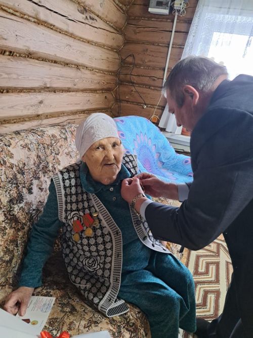 Труженикам тыла в Красном Боре вручили юбилейные медали в честь 80-летия Победы