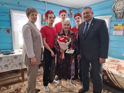Труженикам тыла в Красном Боре вручили юбилейные медали в честь 80-летия Победы