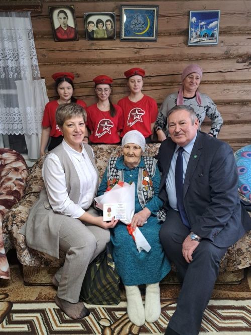 Труженикам тыла в Красном Боре вручили юбилейные медали в честь 80-летия Победы
