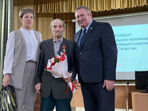 Труженикам тыла в Красном Боре вручили юбилейные медали в честь 80-летия Победы