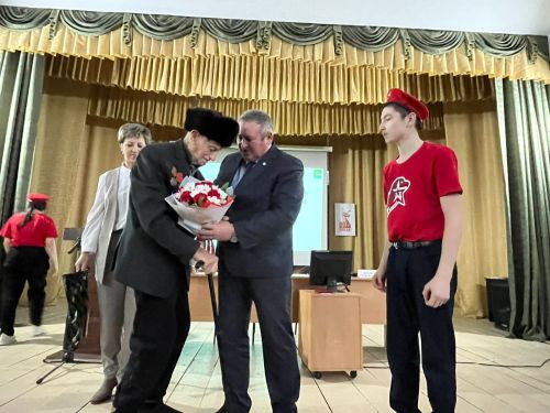 Труженикам тыла в Красном Боре вручили юбилейные медали в честь 80-летия Победы