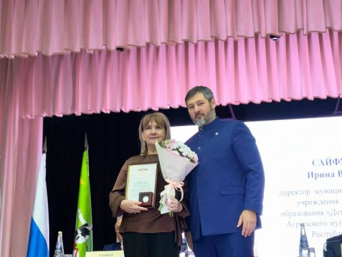 Олег Коробченко вручил заслуженные награды жителям Агрызского района