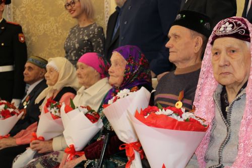 Олег Коробченко һәм Ленар Нургаянов бер төркем тыл ветераннарына юбилей медальләрен тапшырдылар