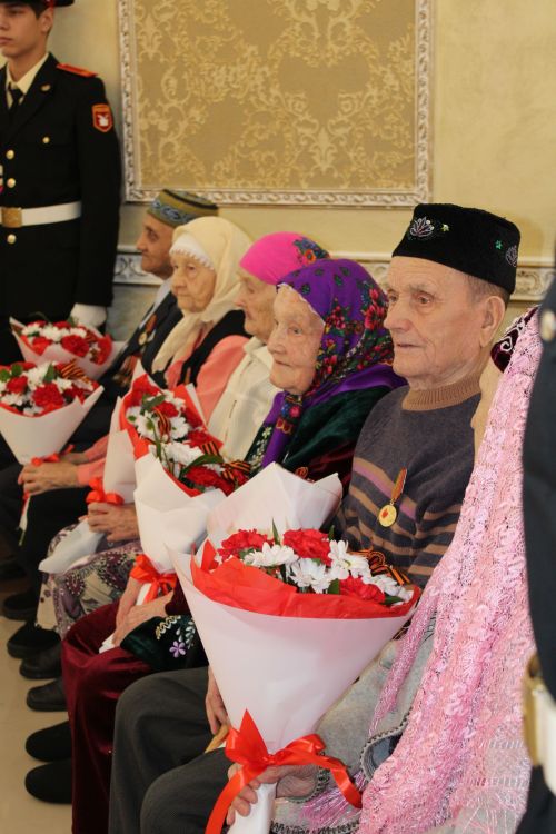 Олег Коробченко һәм Ленар Нургаянов бер төркем тыл ветераннарына юбилей медальләрен тапшырдылар