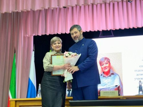 Олег Коробченко вручил заслуженные награды жителям Агрызского района