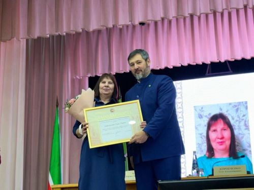 Олег Коробченко вручил заслуженные награды жителям Агрызского района