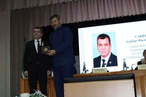 Олег Коробченко вручил заслуженные награды жителям Агрызского района