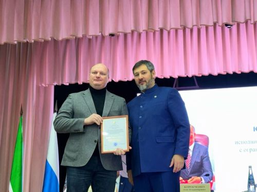 Олег Коробченко вручил заслуженные награды жителям Агрызского района