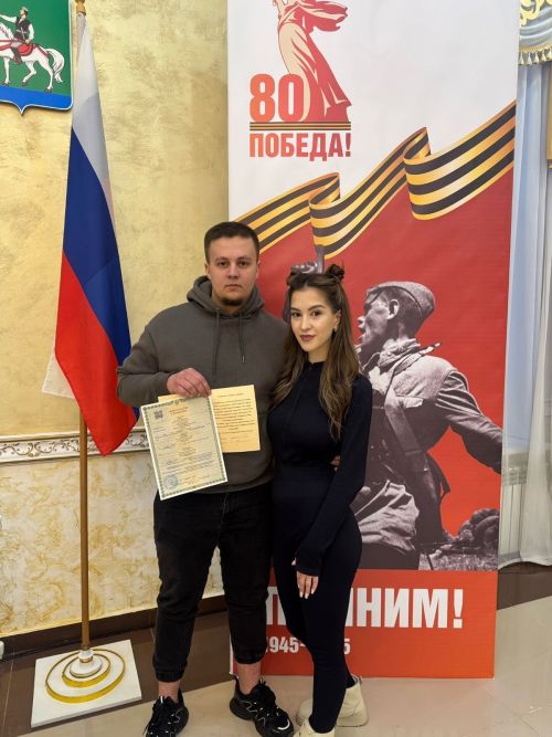 Молодые родители из Агрыза присоединились к акции «Нашим героям» и подписали первые открытки
