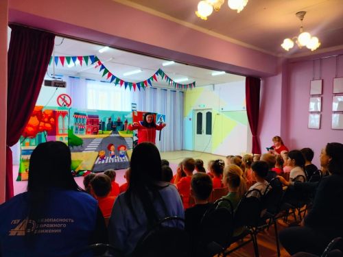 Для воспитанников детского сада №8 показали спектакль по правилам дорожного движения