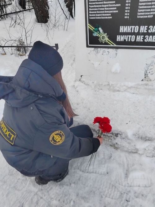 В Агрызе активисты «Форпоста» почтили память героев на Братской могиле