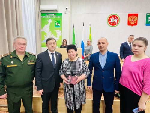 Глава района Ленар Нургаянов вручил Орден Мужества семьям погибших участников СВО